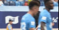 大雷哥怎么了!泰山半场0-1落后,王大雷蹲地垂头久久不愿起身