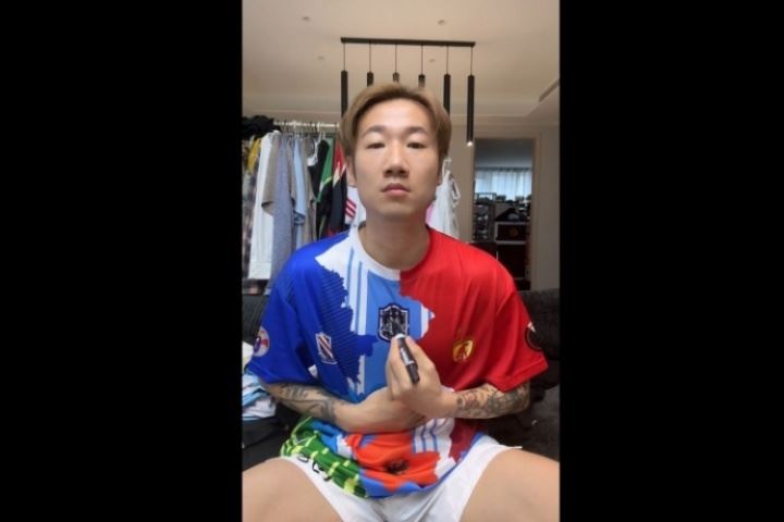 声援韦世豪?旧将荣昊涂黑球衣前的泰达队徽:作为男人谁能忍?