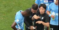 泰山vs英博第24分钟,英博外援马马杜伤退,晋鹏翔替补登场