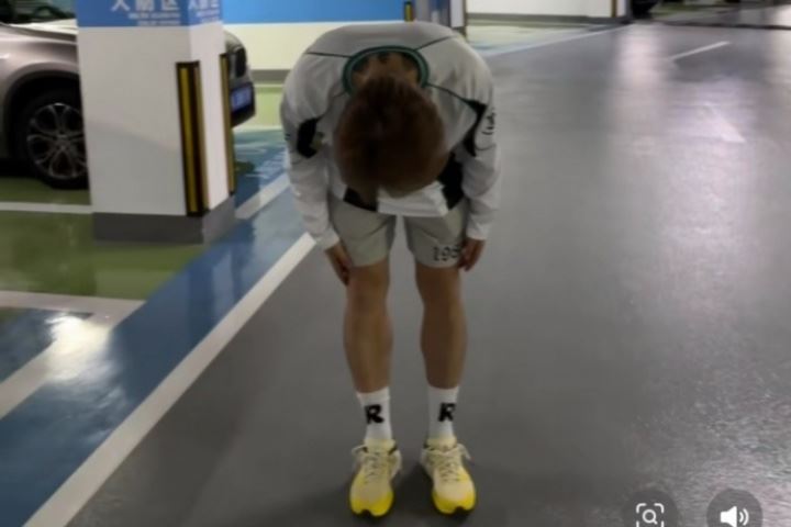 此前涂黑泰达队徽!荣昊社媒道歉:对于涂黑队徽我深表歉意