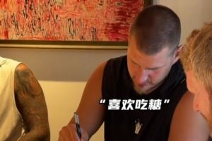 相当美味!约基奇来到北京 尝试北京烤鸭趣事连连