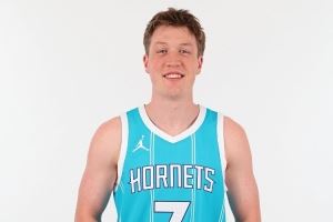 效率需要提高!4号秀克尼佩尔21中8拿到21分5板2助