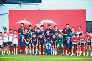 索博斯洛伊等4名利物浦球员与杰志U14互动,并进行队内训练赛