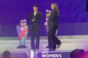  李梦雯作为卫冕冠军中国女足代表 携亚洲杯冠军奖杯出席抽签仪式