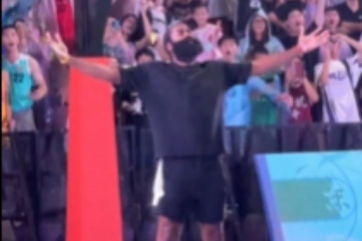  优质偶像🤩！哈登中国行拒绝打伞冒雨签名 戴上斗笠还挺萌的